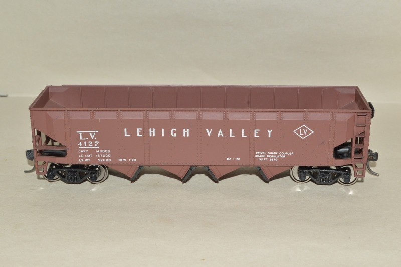HO scale Athearn Lehigh Valley RR 4 bay coal hopper car train MW KD's