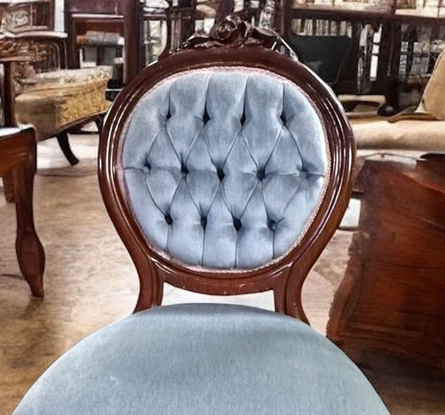 Silla de salón acolchada con respaldo de globo provincial francesa terciopelo azul - estilo antiguo Foto 3 de 3