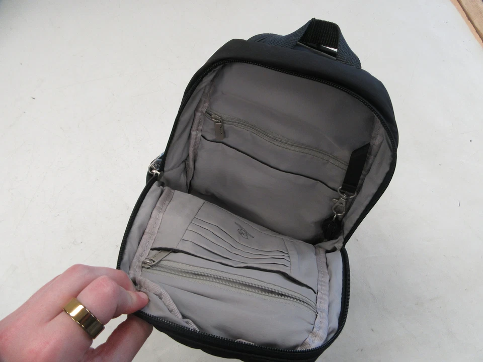 TRAVELON ПРОТИВОУГОННАЯ КЛАССИЧЕСКАЯ СЛИНГА СУМКА 42887 ЧЕРНЫЙ - Изображение 3 из 4