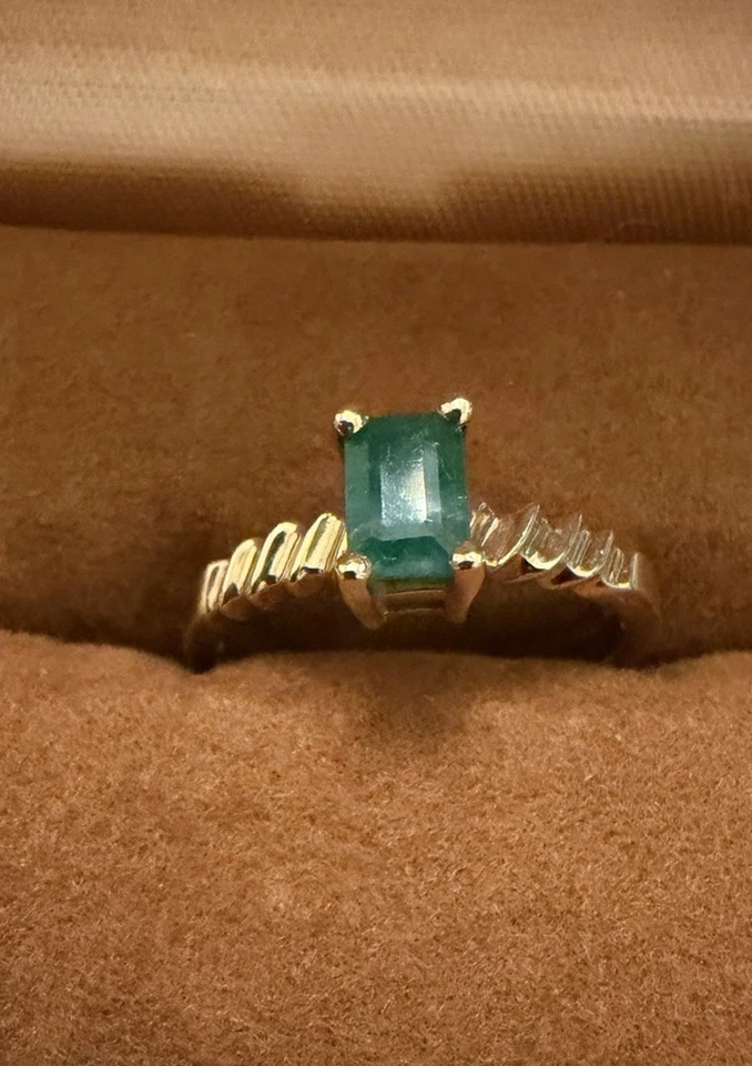 Precioso oro amarillo 10K y esmeralda (?) Anillo tamaño 6,75 aprox 2,2 g peso total Foto 2 de 4