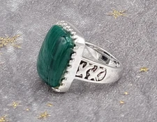 JNY Cocktail Statement Ring Green Stone Silver Toned Size 6