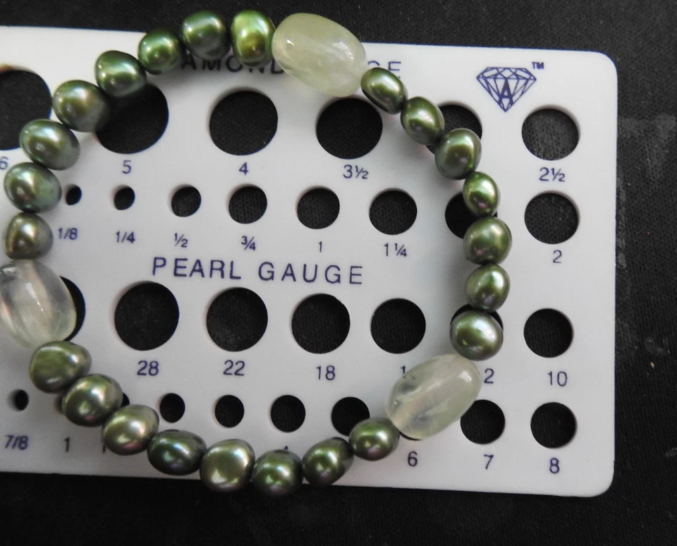 Juego de tres pulseras elásticas Honora de perlas verdes cultivadas de 10 a 14 mm Foto 4 de 4