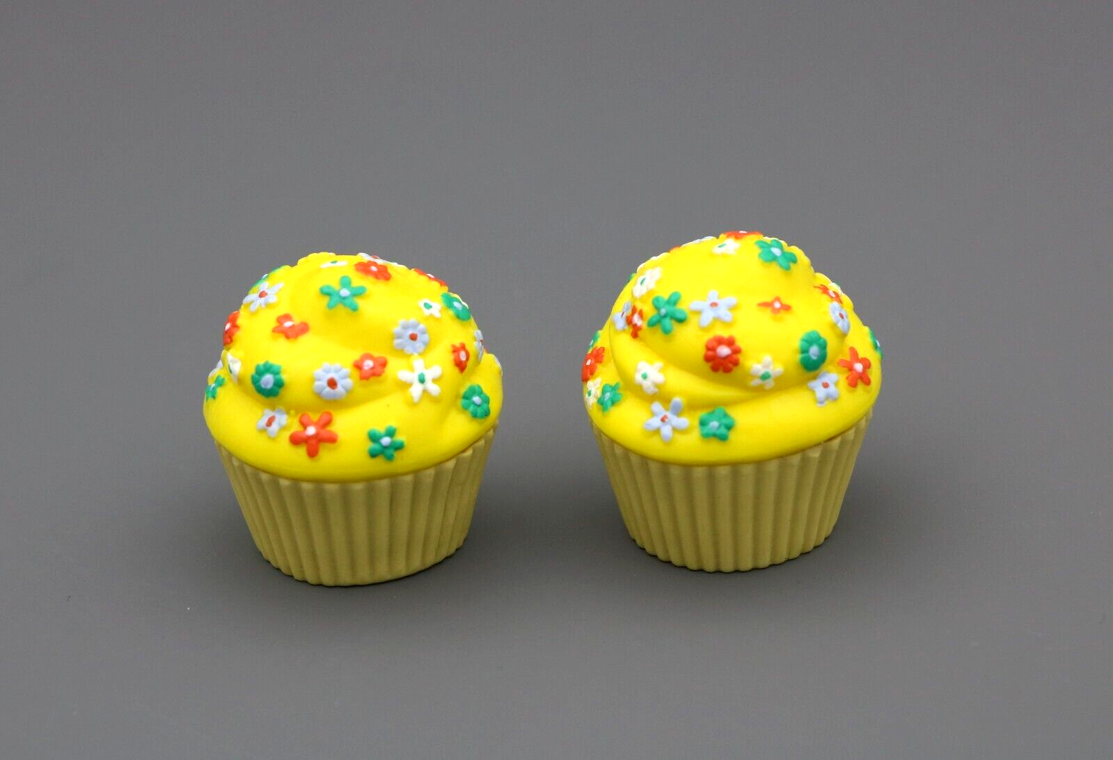 American Girl 2 frosted cupcake for 18'' doll Wellie Wishers Berry Sweet Snack