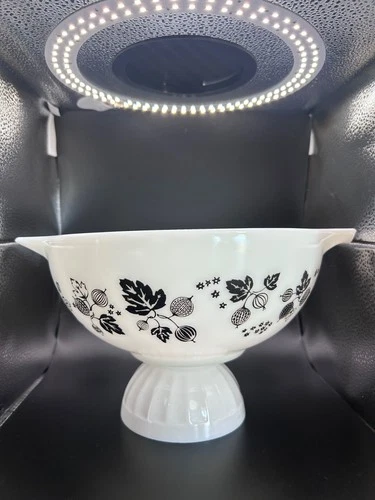 Pyrex 443 Gooseberry Cinderella 2 1/2 QT Mixing Bowl Black White Vintage