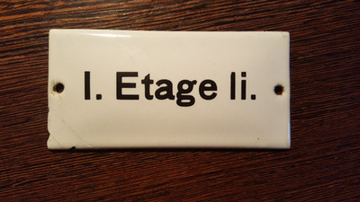 Altes Emailschild Hinweisschild 1. Etage links Stromkasten Heizungsanlage Klempn