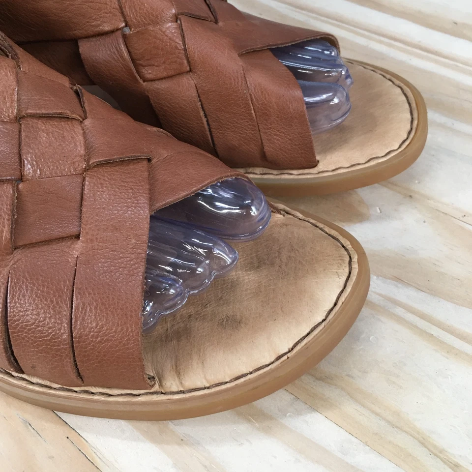 Sandalias Born para mujer 8 M Iwa tejidas cremallera trasera gladiador planas cuero marrón informales Foto 4 de 4