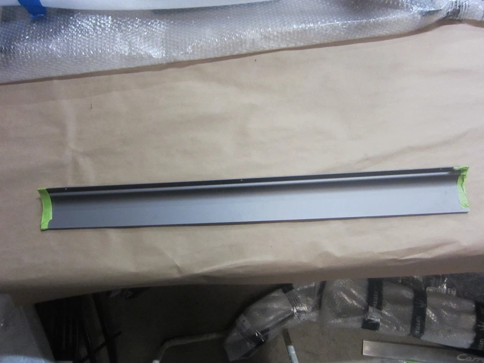 Moldura debajo de la puerta Maserati 4200 Gransport (placa de patada) parte # 68289100 Foto 2 de 2