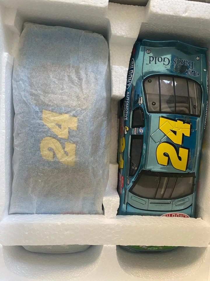 Juego de 2 autos Nascar 2000 Action Jeff Gordon #24 DuPont Peanuts Snoopy 1:24 Foto 2 de 4