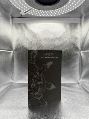 Eine neue Karte von Hot Springs Island - Softcover in sehr gutem Zustand 