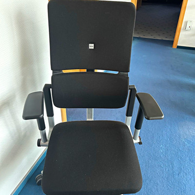 Steelcase Bürodrehstuhl Stoff schwarz gepolstert drehbar mit Armlehnen 5 Rollen
