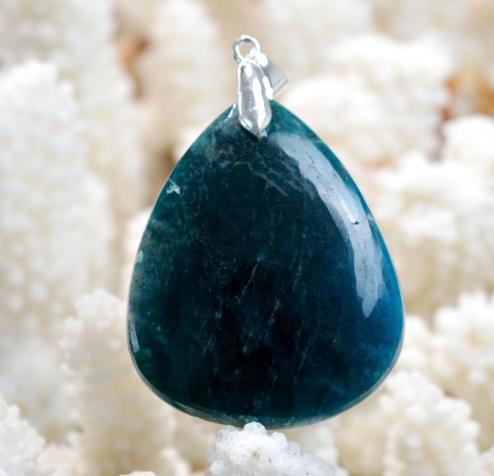 Pendentif cabochon en apatite naturelle de Madagascar de 104 carats bleue pour collier