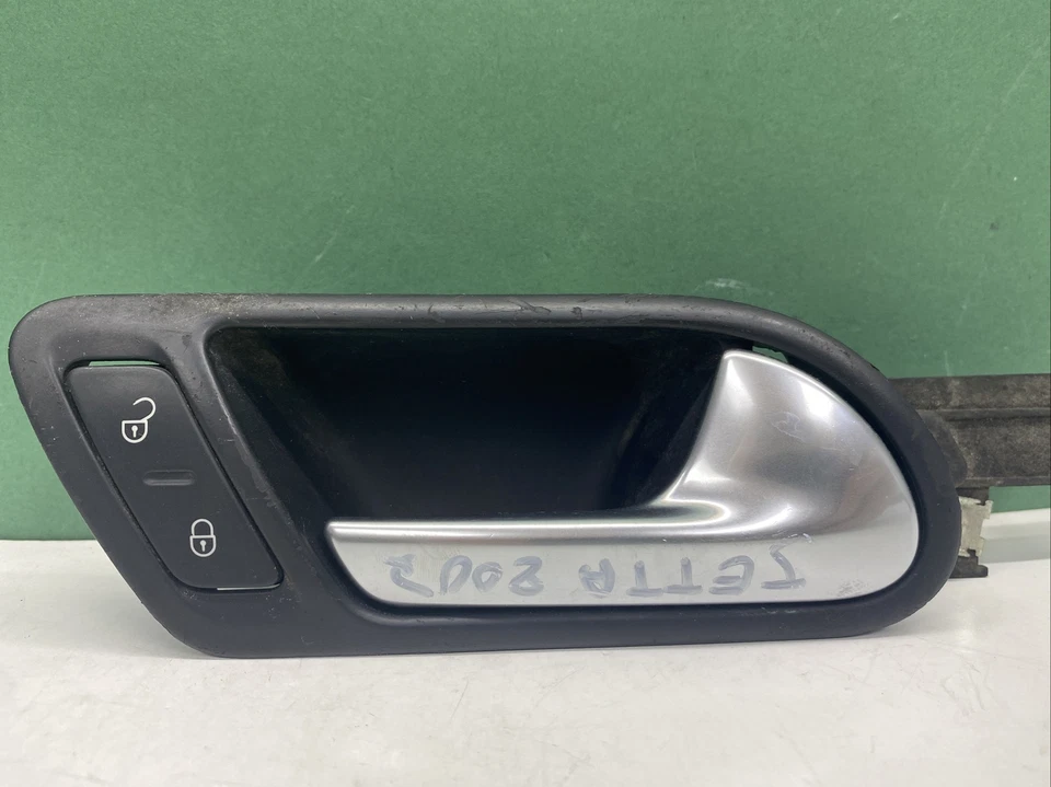 Volkswagen Jetta 2007 manija de puerta de pasajero delantera o trasera derecha OEM Foto 2 de 4