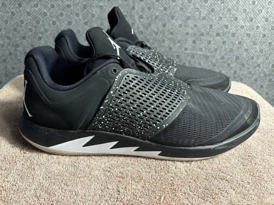 Tênis de basquete Jordan Grind 2 preto branco salpicado - AO9567-010 tamanho 10.5 baixo - Imagem 2 de 4