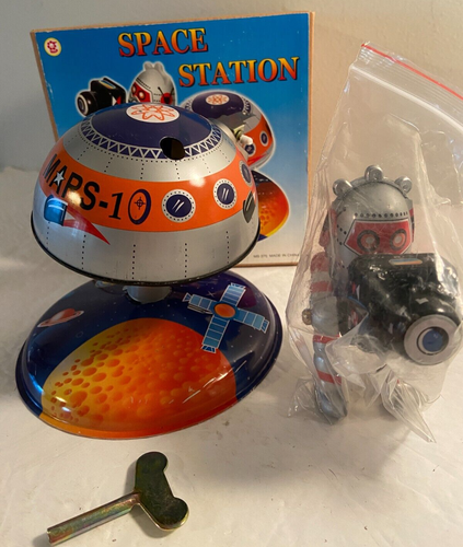 NEW OSH SPACE STATION MARS-10 ASTRONAUT TIN WIND UP ROTATING ROBOT COLLECTIBLE