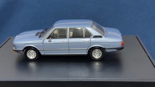 BMW 520i E12 - 1:43 - Minichamps - azul claro met. • Ref. 80 42 0390 515