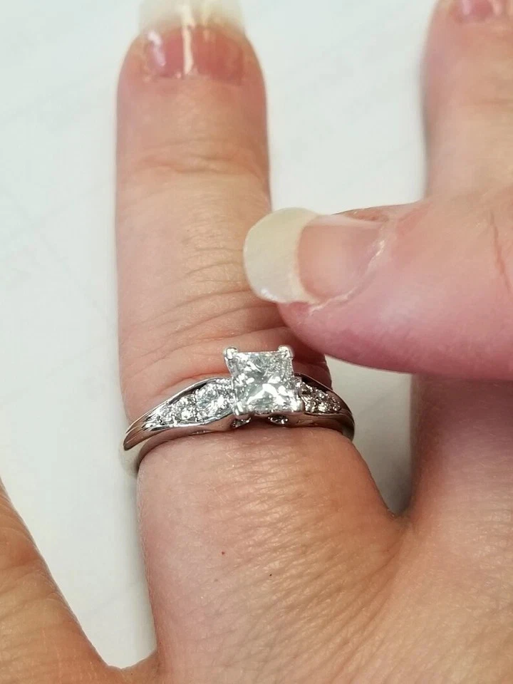 Anillo de compromiso de diamantes simulados de corte princesa de 2 quilates enchapado en oro blanco de 14 k Foto 2 de 4