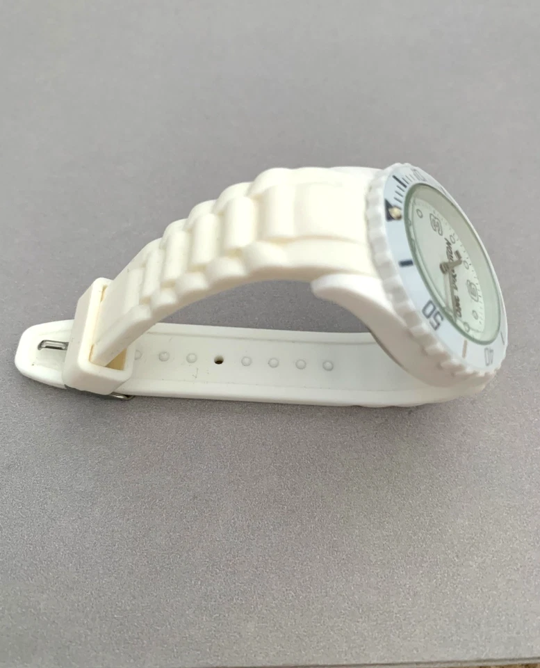 One Direction VIP Merch. White WristWatch, Engraved ID Names on back, Never Worn - Image 4 of 4