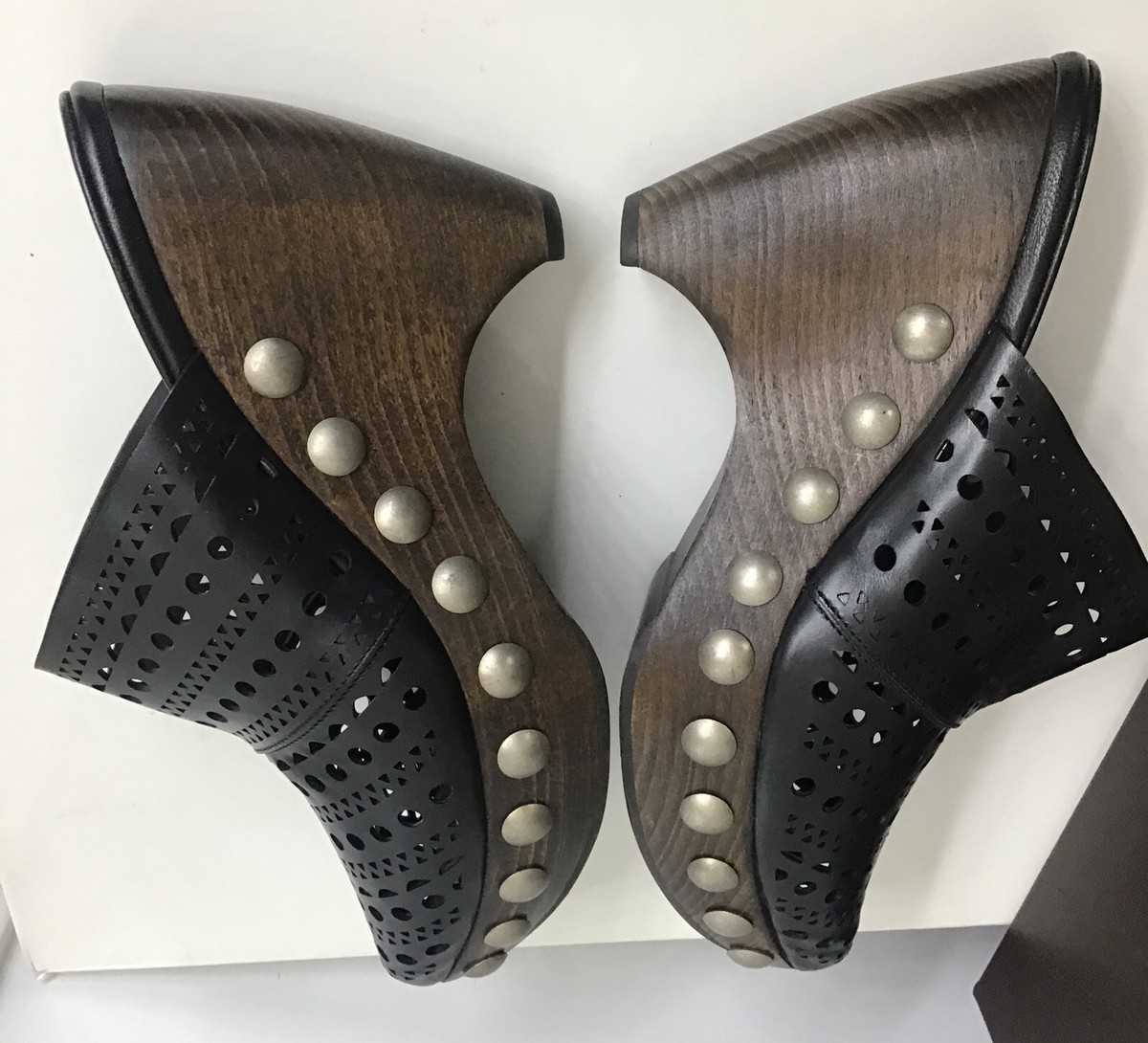 【ALAIA】Le Sabot レザー&ウッド パンプス ブラック Alaia Clog Black Veau Le Sabot Perforated Leather Wood Heel