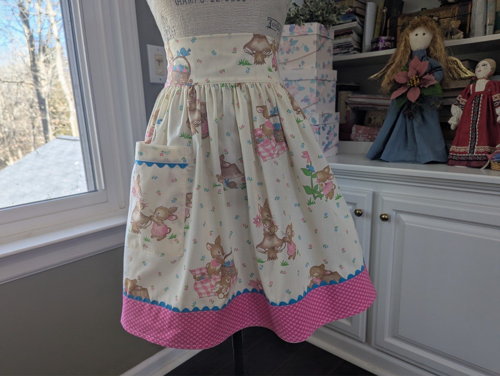 KITCHEN APRON w/Pocket hm w/VTG-USA cotton Blend fabric w/CUTE BUNNIES x EASTER