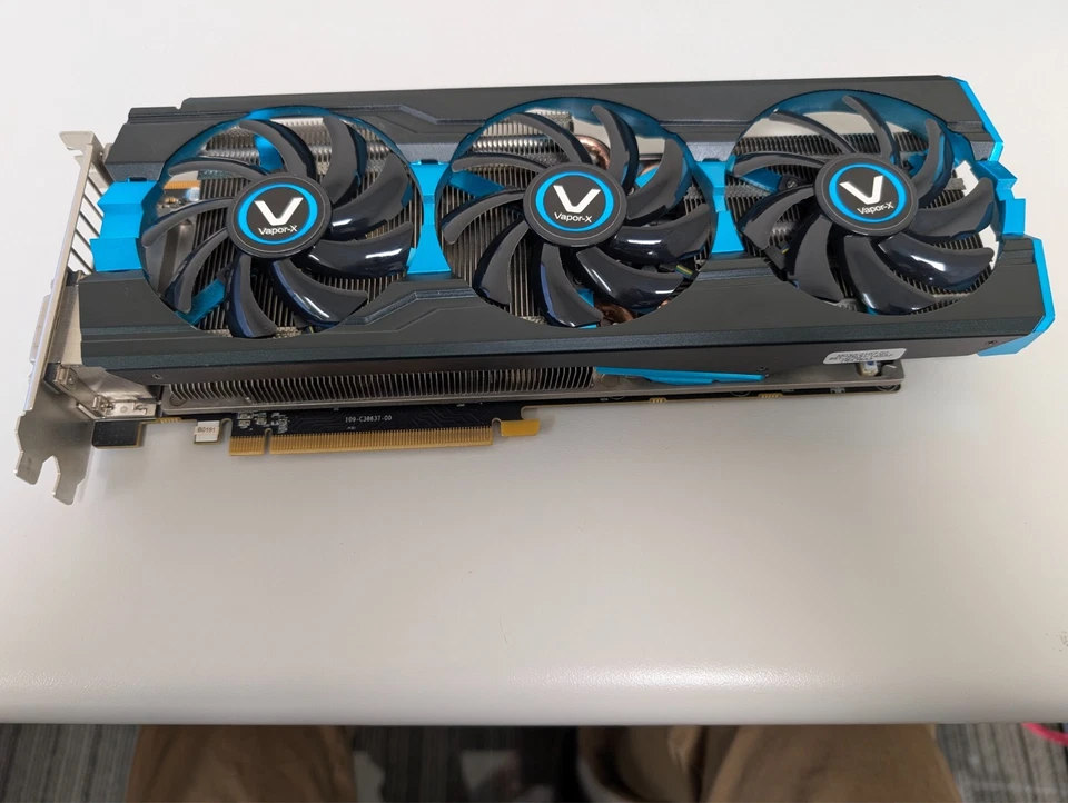 Sapphire Vapor-X R9 280X 3GB DDR5 PCI-E 299-1E210-208SA - Image 4 of 4