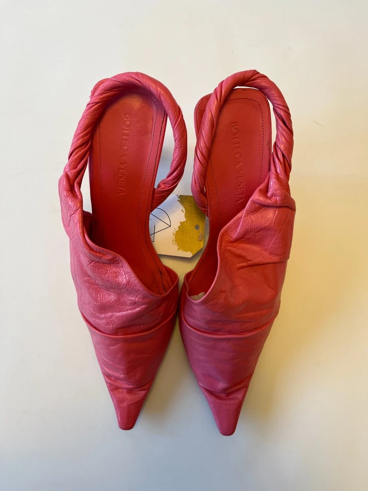 Bottega Venetta 粉色皮革扭转吊带,尺寸 37 (IT) 7 (美国) — 第 3/4 张图片