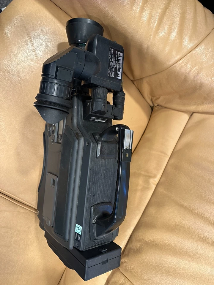 JVC GY-X3 -CCD Camera with S-VHS JUST THE CAMCORDER - Image 3 of 4