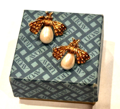 AVON PRECIOUS BUMBLE BEE 1989 FAUX PEARL GOLD STUD .75'' EARRINGS SIGNED BOX  EU