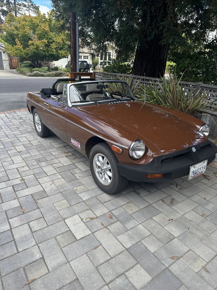 MGB 1978 convertible 2 puertas, marrón ruso, techo nuevo, embrague y batería Foto 3 de 4