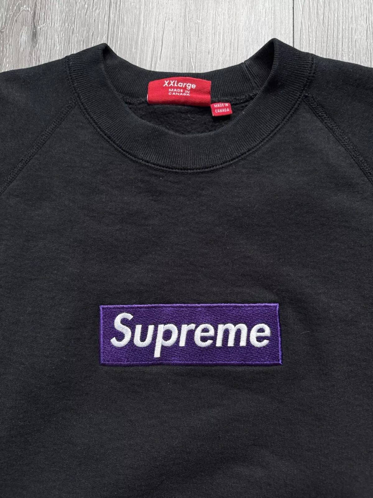 Logo Supreme violet sur boîte noire XXL 2006