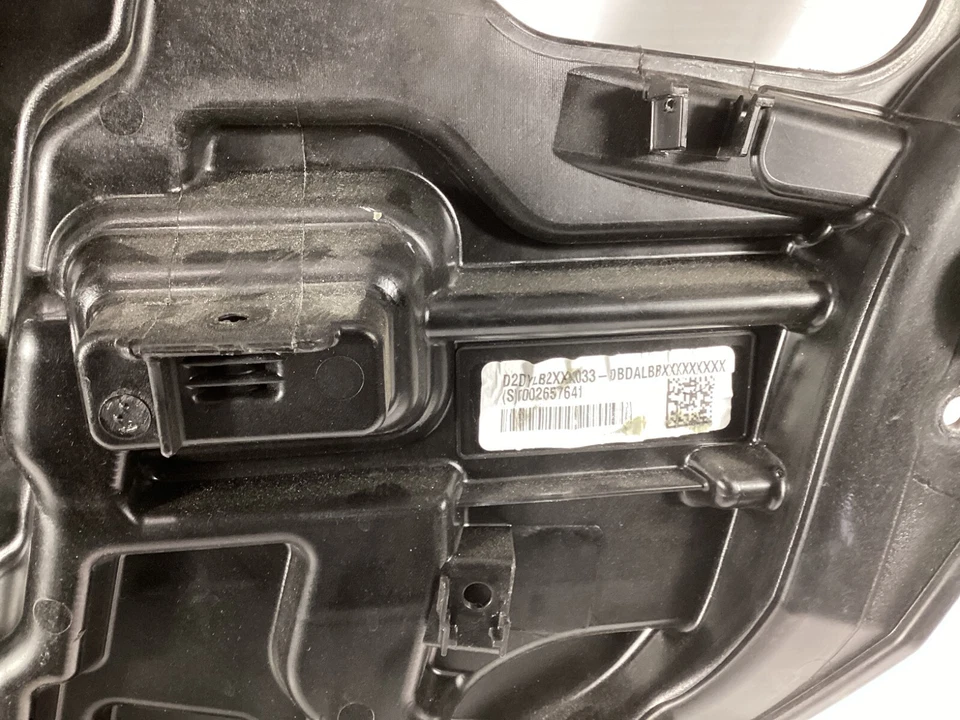 Dodge Charger 2011-2023 regulador de ventana de puerta delantera derecha y placa portadora OEM. Foto 2 de 4