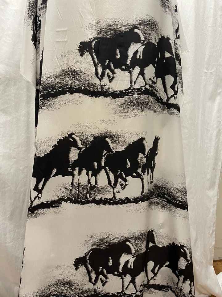 Tela 100 % Crepe De Chine seda con estampado de caballo para correr por yarda 46" pulgadas de ancho Foto 2 de 2
