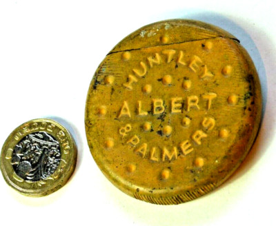 SELTENE HERVORRAGENDE ANTIKE HUNTLEY & PALMERS FIGUR KEKS VESTA ETUI LESEN ANZEIGE