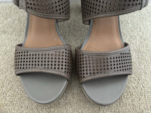 Sandalias Clarks Artesanales Arena Taupe Cuero Perforado Pastina Malory Reino Unido 4 UE 37 EN MUY BUENA CONDICIÓN - Imagen 3 de 10