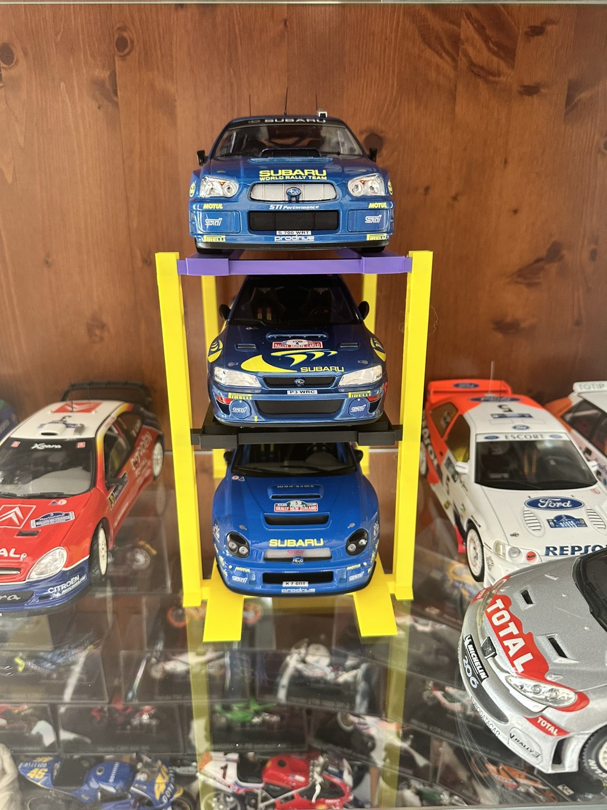 Ponte espositore per 3 auto in miniatura scala 1:18 foto 3