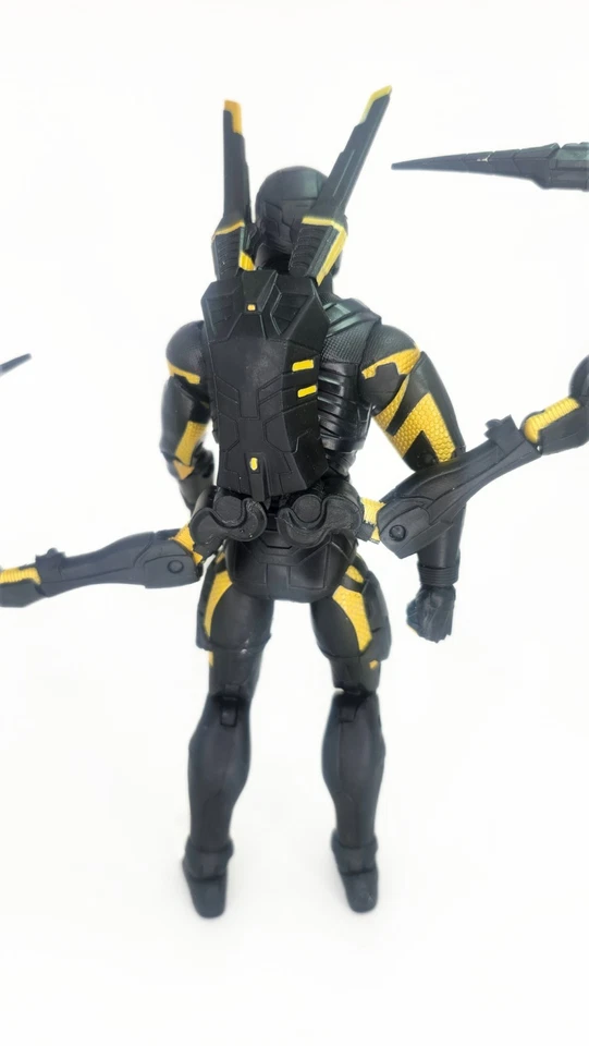 Boneco de ação Marvel Legends MCU 10º aniversário jaqueta amarela 6" - Hasbro   - Imagem 4 de 4