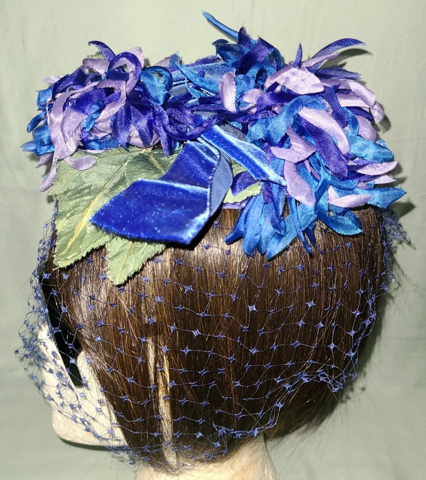 De Colección Bee Jones of Providence Sombrero Flor Azul con Velo, Cinta Terciopelo, Hojas Verdes Foto 4 de 4