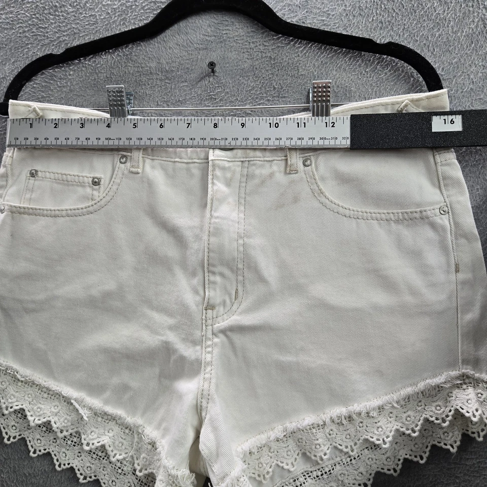 Shorts femininos Free People W 29 jeans branco botão de renda coquettecore costura interna 2" - Imagem 4 de 4