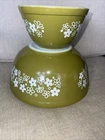 Pyrex #401 & #403 Spring Blossom Green Crazy Daisy 1.5 Pt & 2.5 Qt Mixing Bowls