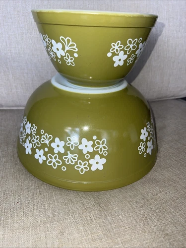 Pyrex #401 & #403 Spring Blossom Green Crazy Daisy 1.5 Pt & 2.5 Qt Mixing Bowls
