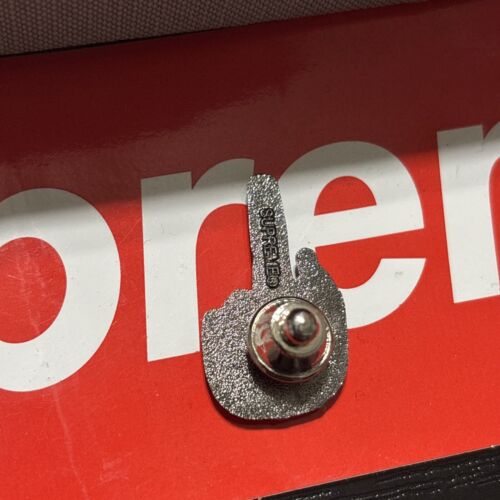 Pin de dedo medio SUPREME - Imagen 2 de 5