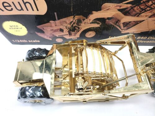John Deere 840 Diesel with 400 Scraper - Gold Reuhl 1:24 Scale Model #JD840/400G - Picture 10 of 11