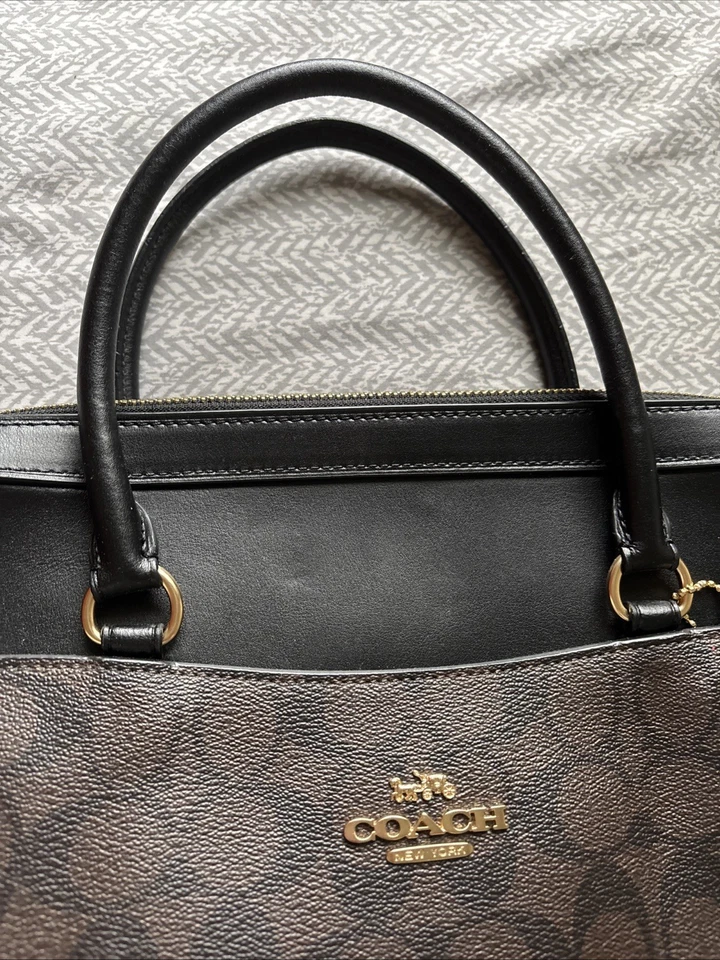 Bolso para portátil Coach de cuero con monograma marrón y negro Foto 3 de 4