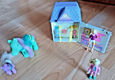 Boutique Spielset - Haus , 2 x Puppen und zwei Pferde