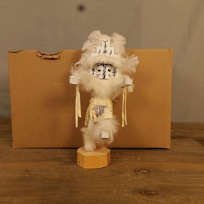 Indianer Kachina Puppe weiße Feder handgeschnitzt Holzsockel Volkskunst klein