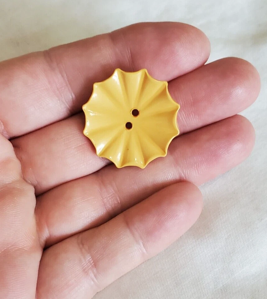 Lot of 5 Vintage Scalloped Cookie Bakelite Buttons Butterscotch 1" Round - Image 3 of 4