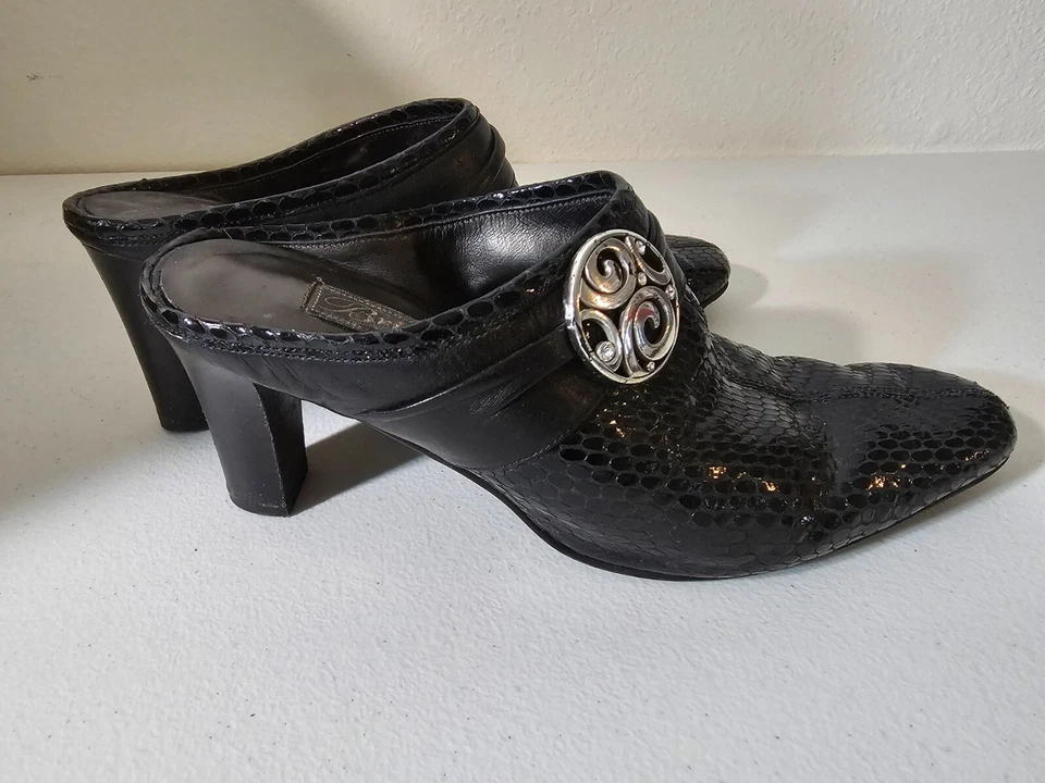 Zapatos Brighton para mujer Ravish Mules de cuero negro sin cordones en relieve de tacón bloque 7 M Foto 2 de 4