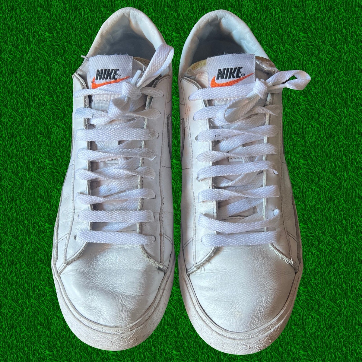 nike blancas signo dorado