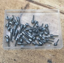 50 x Uhr Bahnsteig Hemmungsschrauben Teile, Vintage New Old Stock (BQ9)