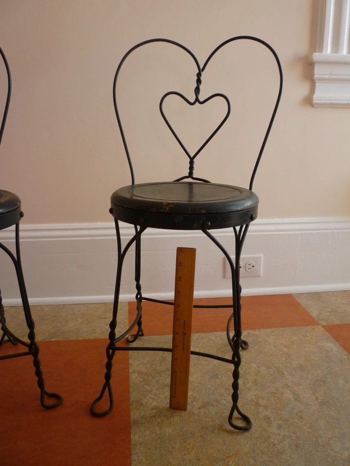 PAR: SILLAS DE HELADERÍA DE METAL DE HIERRO TRENZADO TAMAÑO INFANTIL SIN RESTAURAR PU LOCAL Foto 2 de 4