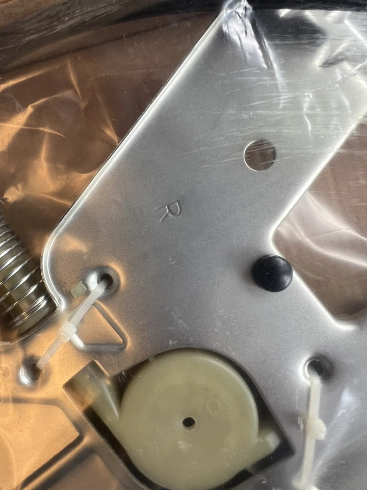 Регулятор переднего правого пассажирского окна 2001 BMW 525i - Изображение 2 из 2